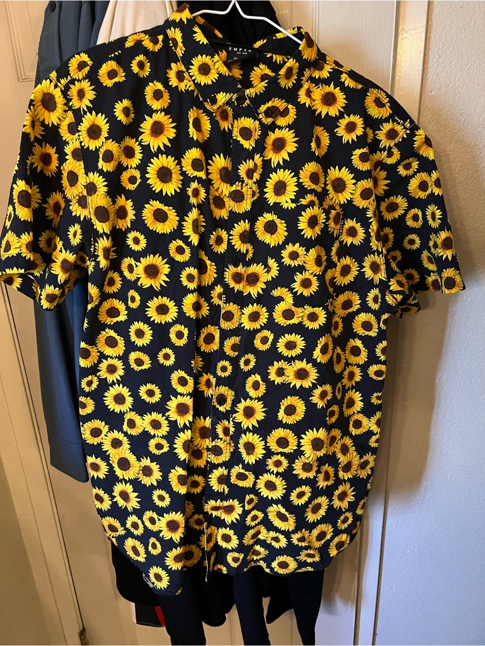 Empyre Black Short-Sleeve Sunflower Button-Up Shirt